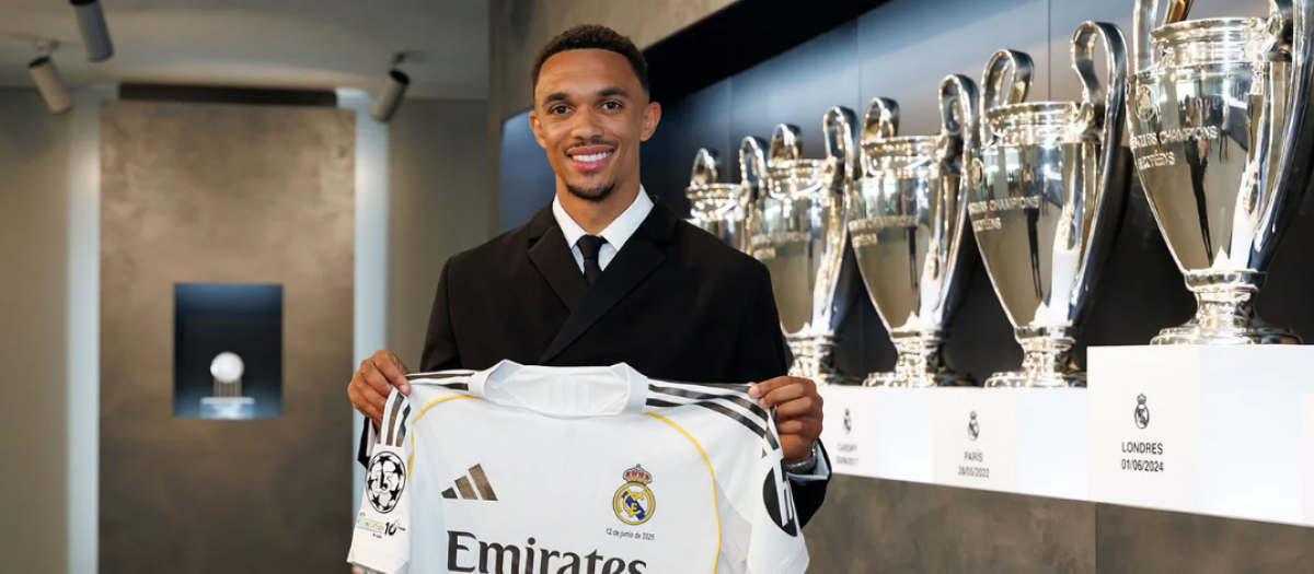 Alexander Arnold posa con la camiseta del Real Madrid en su presentación