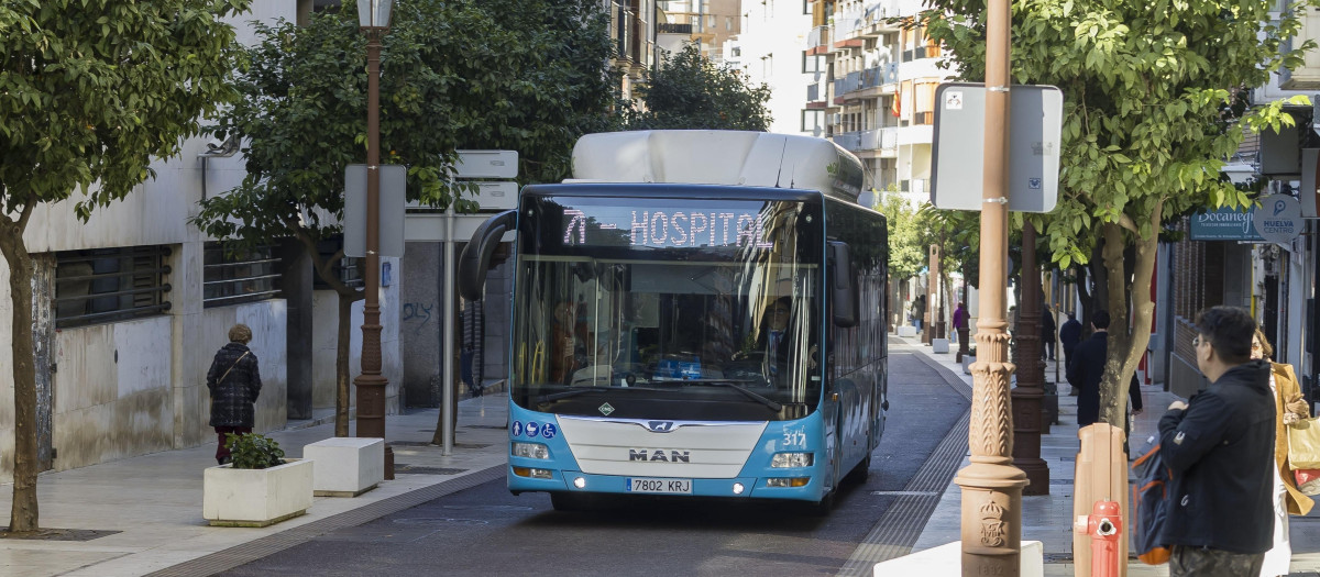 Autobús de la Empresa Municipal de Transporte Urbano del Ayuntamiento de Huelva