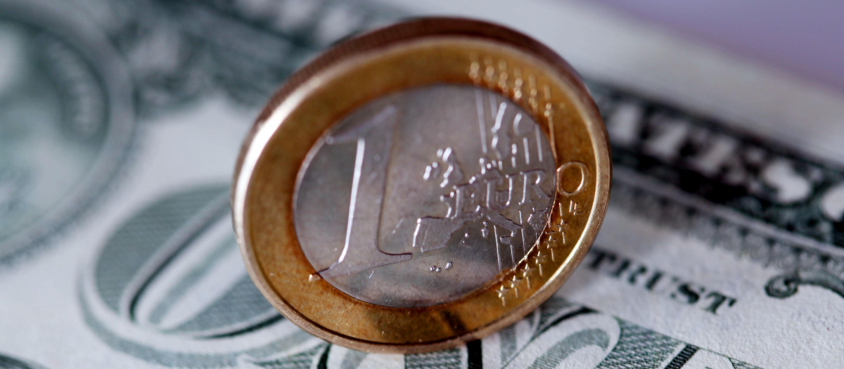 Moneda de euro y billete de dólar