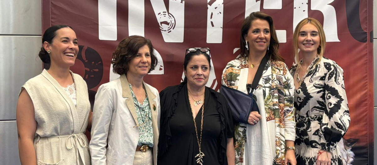 De izquierda a derecha: Lorena Castillejo, Clara Moreno, Anabel Mialdea, Angelina Cáceres y María José Pliego