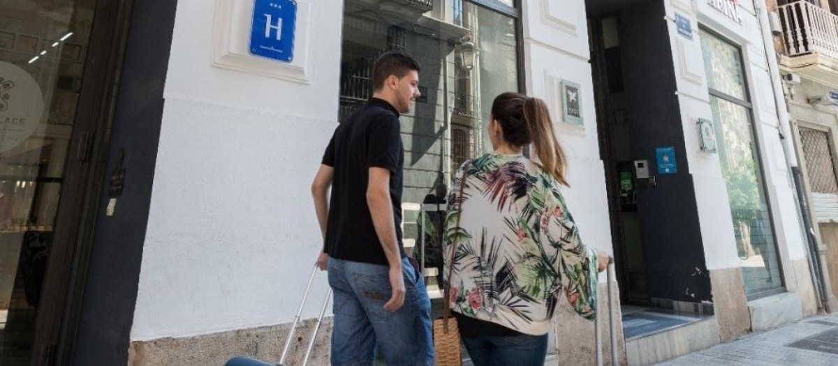 Imagen de dos turistas en la ciudad de Valencia.