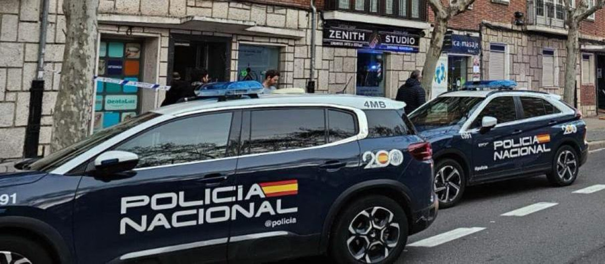 Dos vehículos de la Policía Nacional en Valladolid, en una imagen de archivo