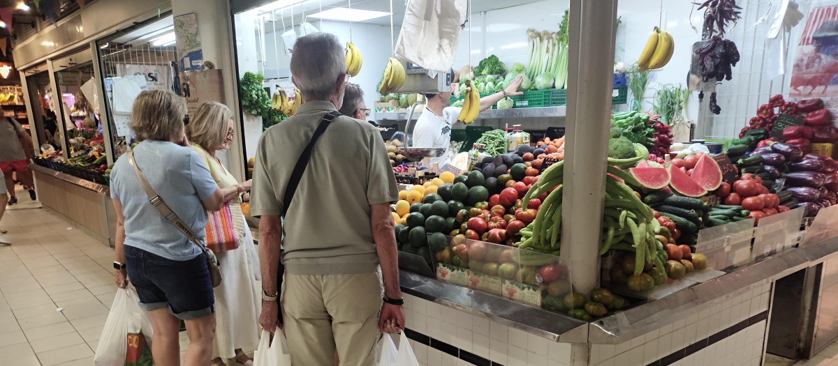 Clientes comprando en un puesto del Mercado Central de Alicante