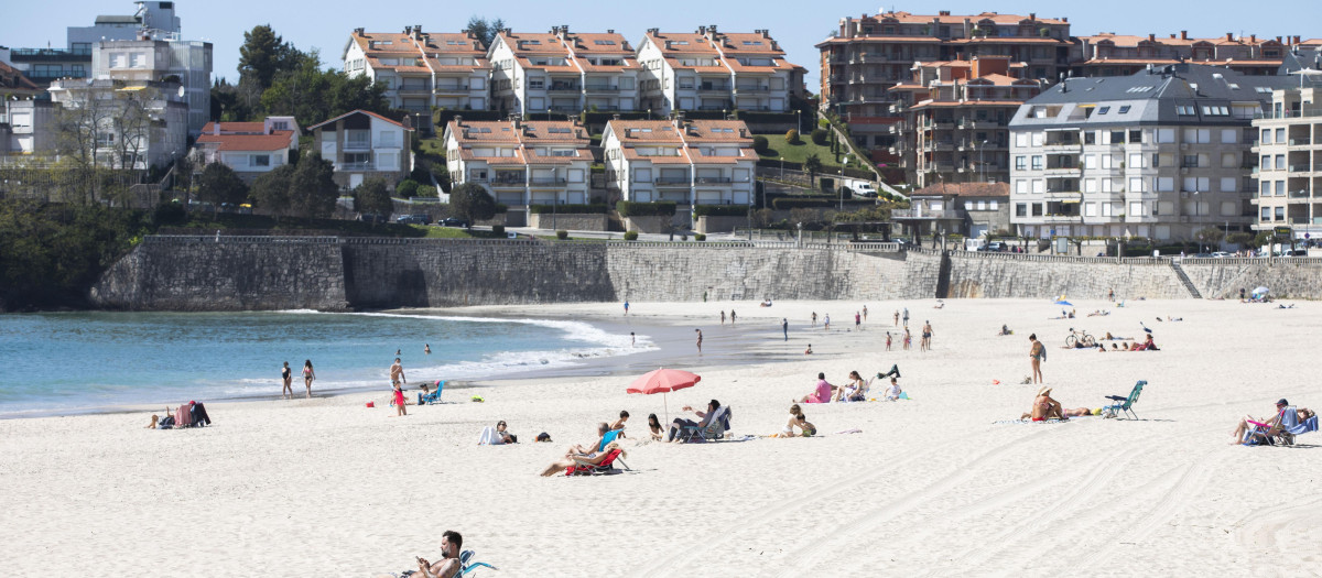Varias personas en la playa de Sangenjo, en Pontevedra