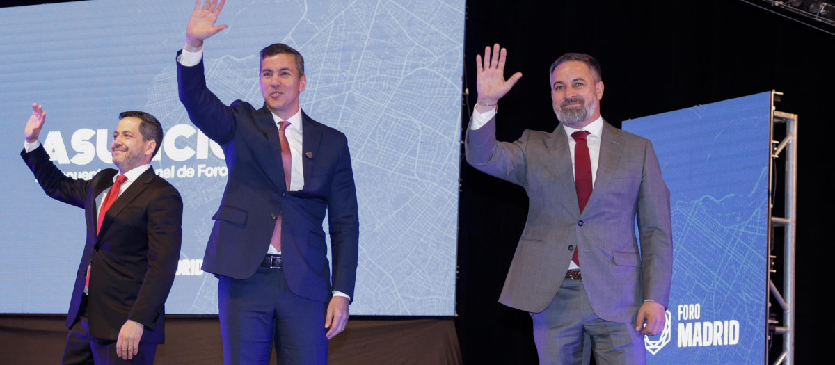 El presidente de la Cámara de Diputados, Raúl Latorre, el presidente de Paraguay, Santiago Peña y Santiago Abascal en el Foro Madrid de Asunción