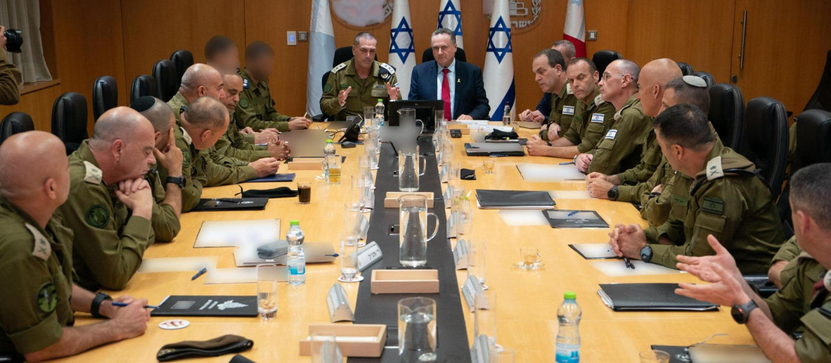 Fotografía cedida por el Ministerio de Defensa de Israel que muestra al ministro de esta cartera, Israel Katz (c-d), y al Jefe de Estado Mayor, Teniente General Eyal Zamir (c-i) durante una reunión con miembros del Foro del Estado Mayor. El Ejército israelí confirmó la madrugada de este viernes haber bombardeado "decenas de objetivos" relacionados con el programa nuclear de Irán. EFE/ Ministerio de Defensa de Israel /SOLO USO EDITORIAL/SOLO DISPONIBLE PARA ILUSTRAR LA NOTICIA QUE ACOMPAÑA (CRÉDITO OBLIGATORIO)