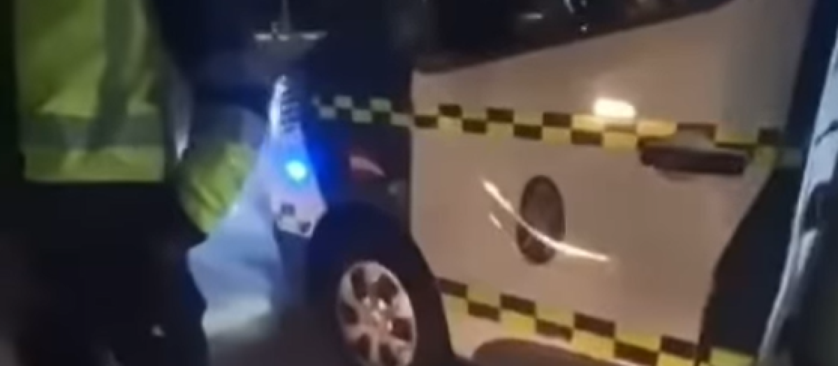Uno de los agentes junto a la furgoneta