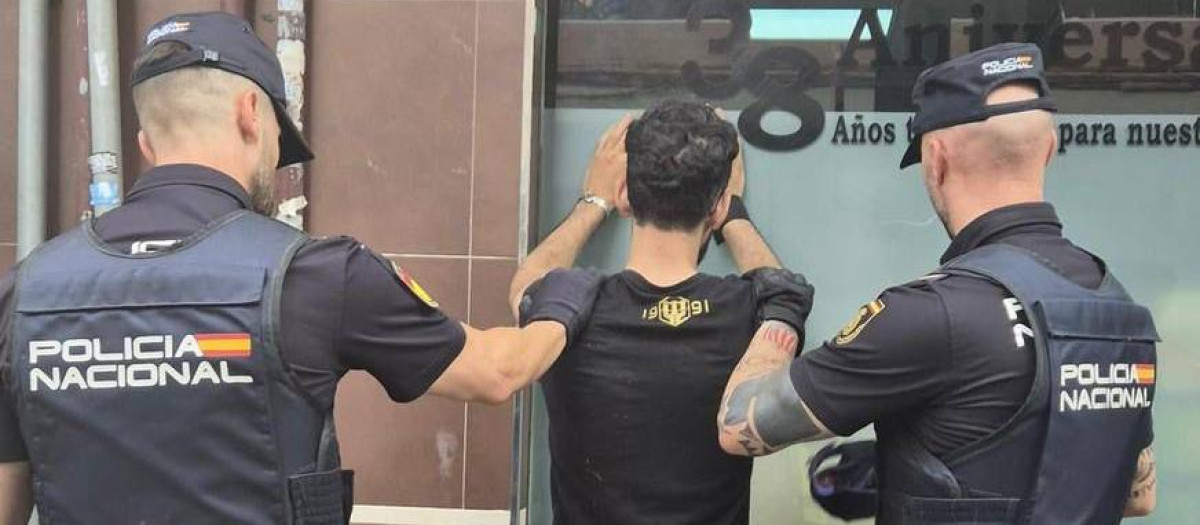 Dos agentes inspeccionan a un varón en las calles de Orriols.