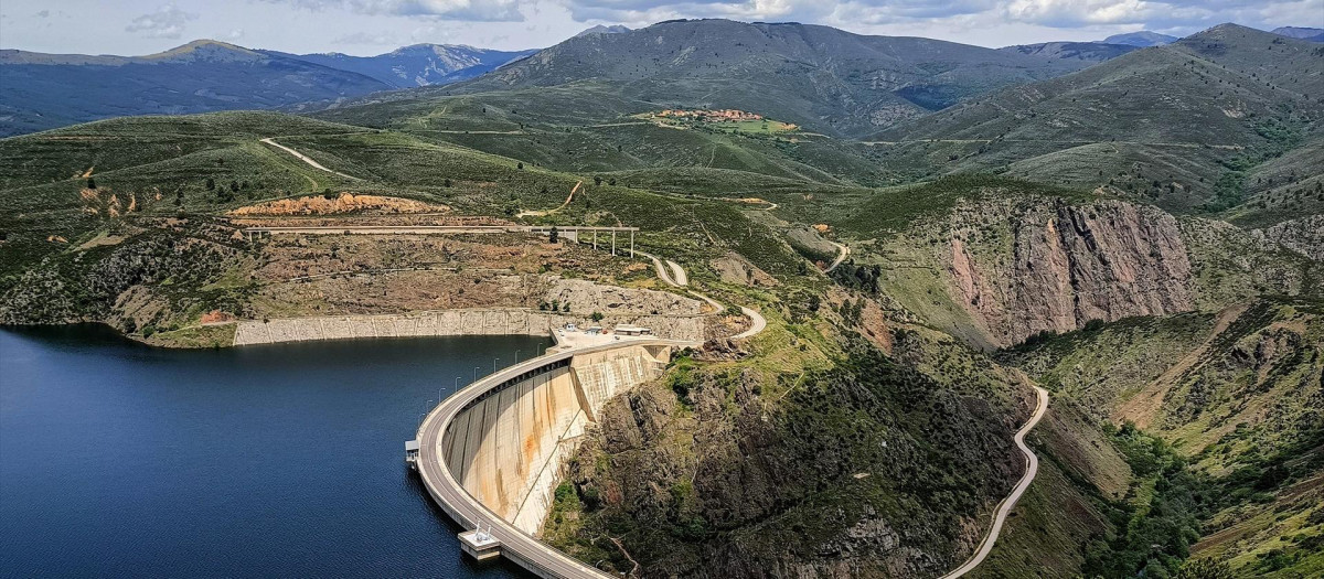 Vista del embalse y presa del Atazar
