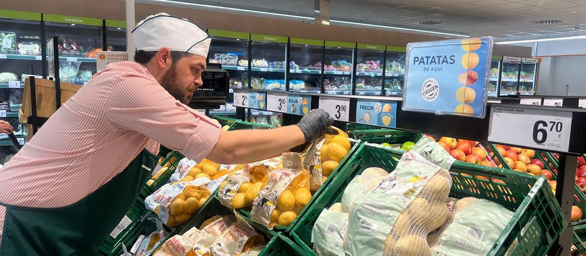 Imagen del puesto de patatas en el supermercado Consum