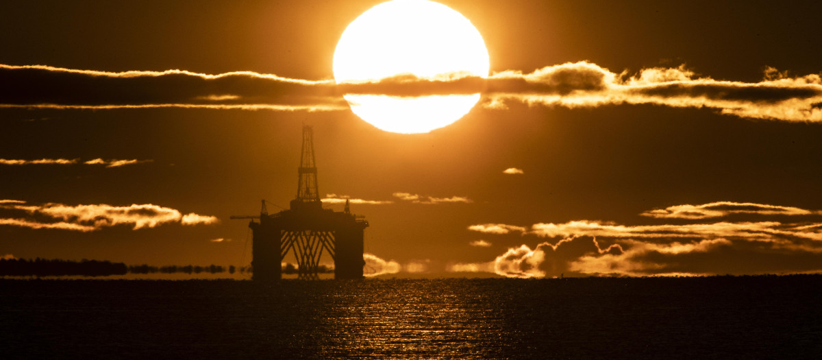(Foto de ARCHIVO)
27 April 2020, Scotland, Kirkcaldy: The sun rises behind a redundant oil platform moored in the Firth of Forth near Kirkcaldy. Photo: Jane Barlow/PA Wire/dpa
27/4/2020 ONLY FOR USE IN SPAIN