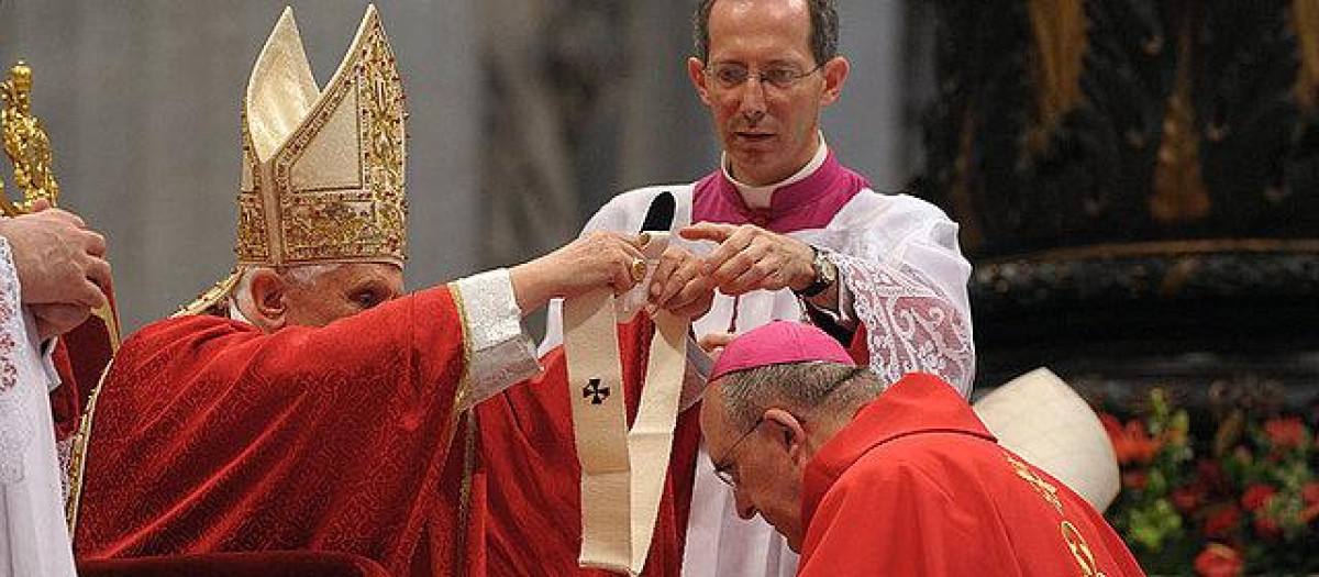 Benedicto XIV imponiendo el palio a un arzobispo metropolitano