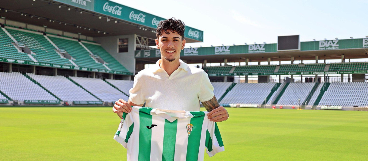 Álex López posa con la camiseta del Córdoba