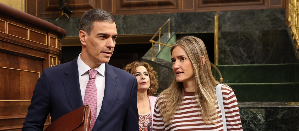 El presidente del Gobierno, Pedro Sánchez, y la ministra de Energía y Transición Ecológica, Sara Aagesen