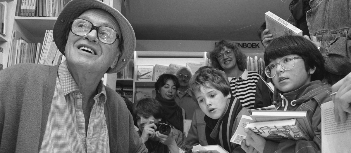 Roald Dahl firmando libros en 1988 en Amsterdam