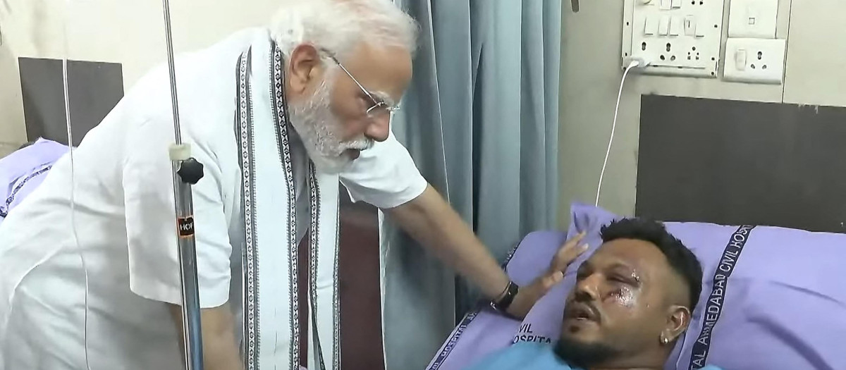 El superviviente junto a Modi, primer ministro indio