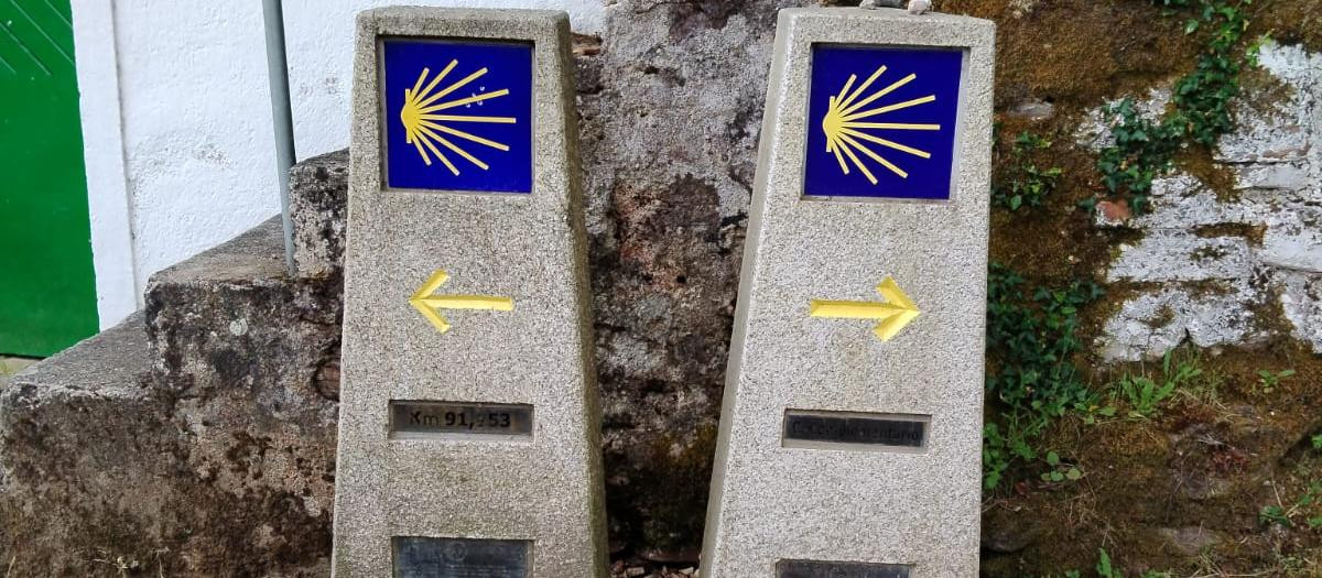 Dos mojones en pleno Camino de Santiago