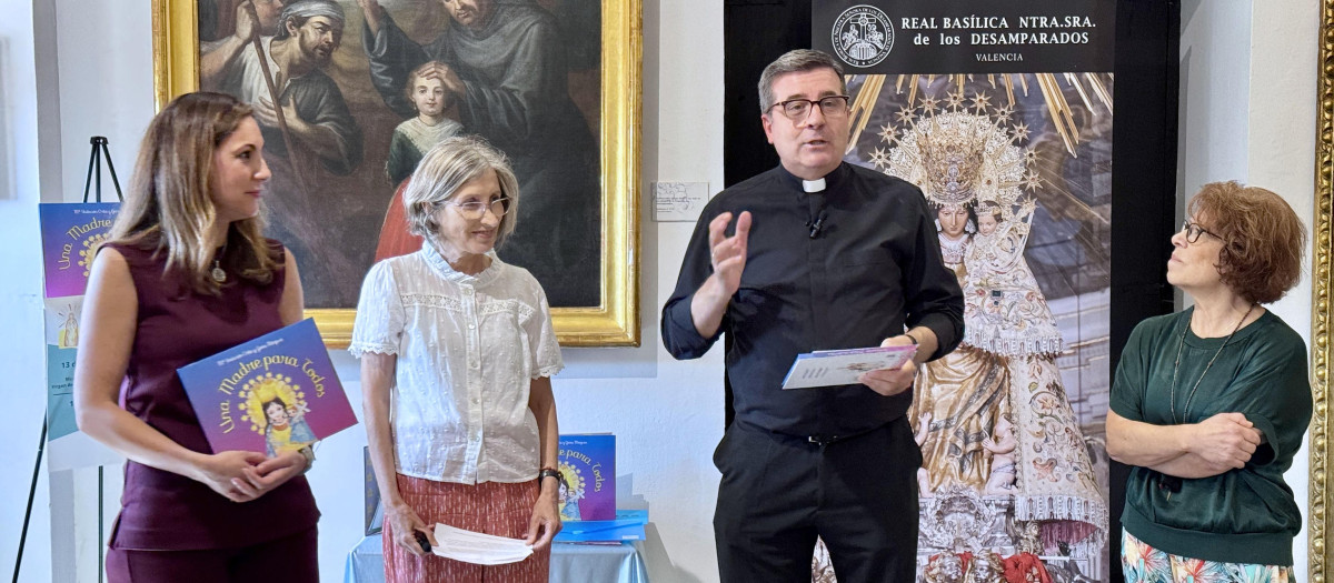 Imagen del acto de presentación del libro Una Madre para todos