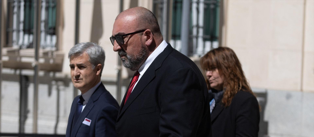 Koldo García, junto a su abogado, a la salida del Senado tras intervenir en la Comisión de investigación en abril de 29024