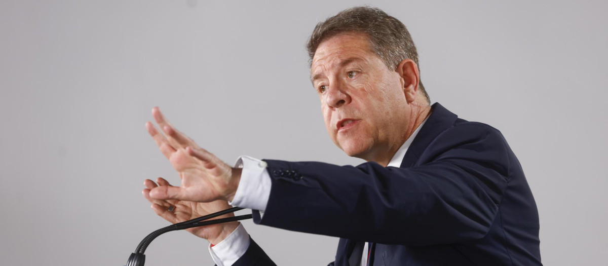 El presidente de Castilla La Mancha, Emiliano García Page, ofrece una rueda de prensa durante su asistencia a la XXVIII Conferencia de Presidentes, celebrada en el Palau de Pedralbes de Barcelona. EFE/ Quique García