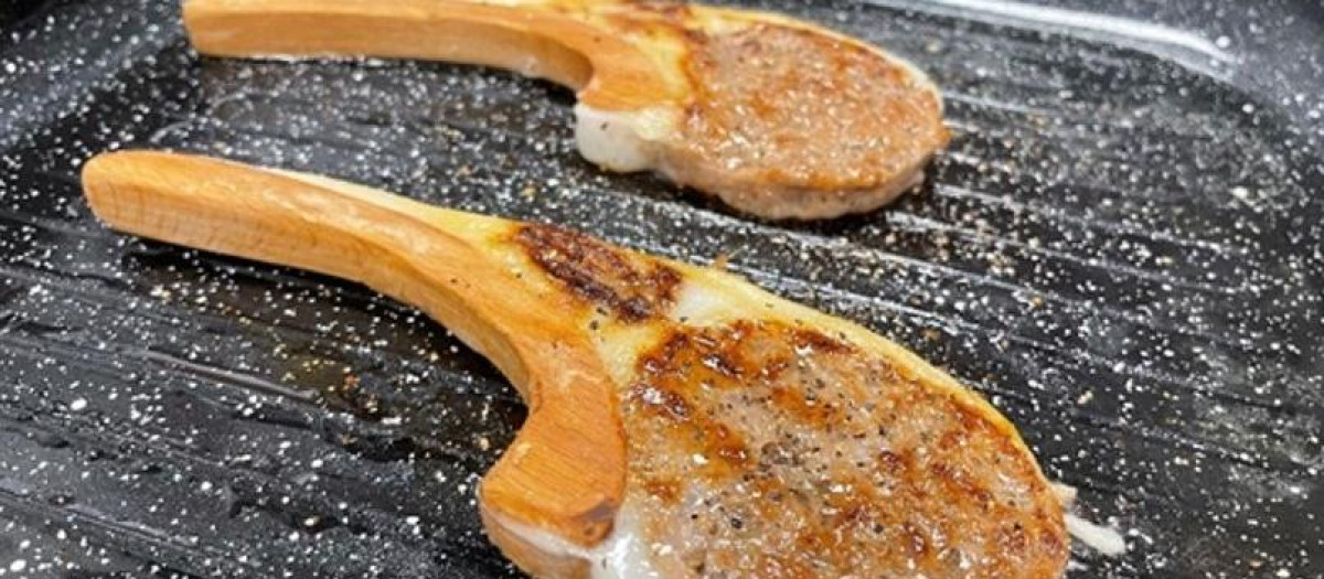 Elaborado de carne sintética en forma de chuletas de cordero
