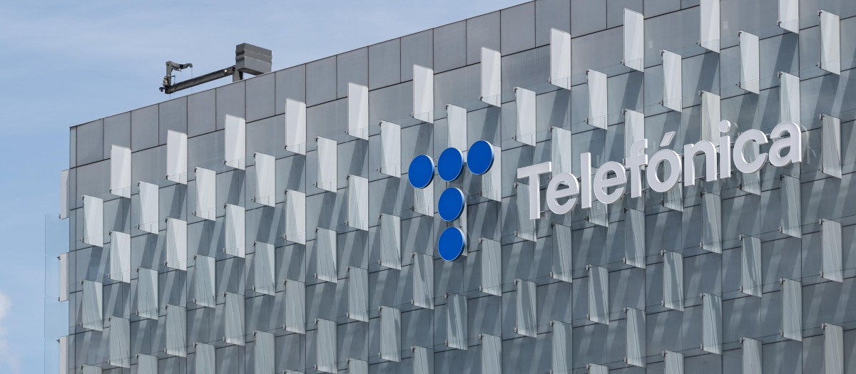 Fachada del edificio de Distrito Telefónica, en Madrid