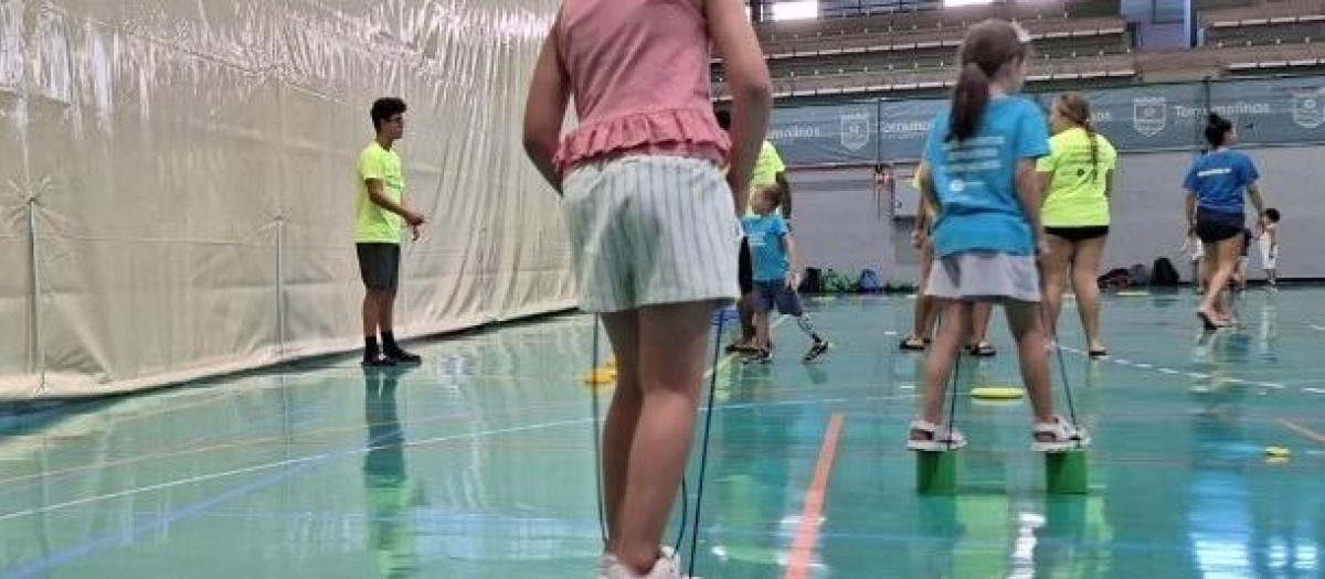 Varios menores durante una actividad en un campamento municipal de Torremolinos