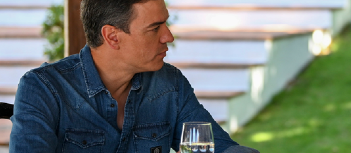 Pedro Sánchez con una copa de vino en la finca de Quintos de Mora, en Toledo