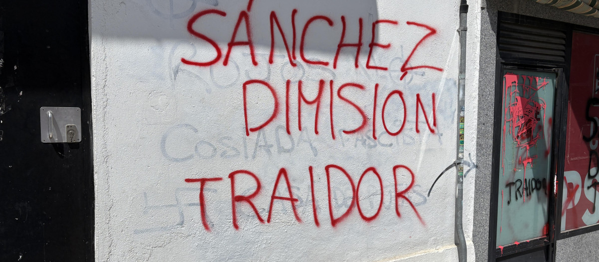 La fachada de la sede del PSOE de Coslada con pintadas