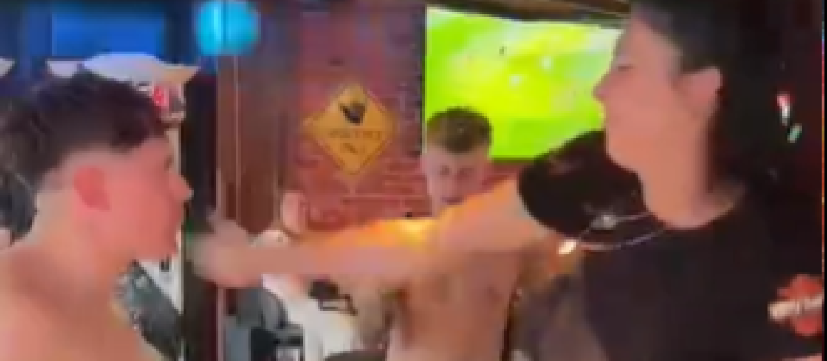 Un cliente del bar de Benidorm que ha pagado por recibir un tortazo