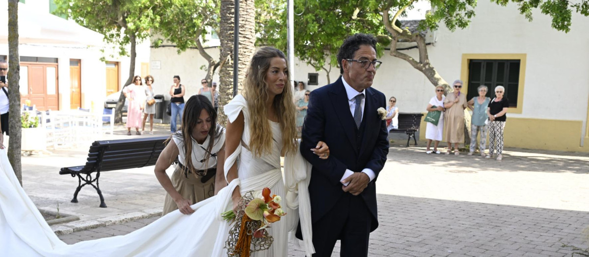 Belén Ecija llegando a la iglesia del brazo de su padre Daniel Écija en Menorca, este sábado