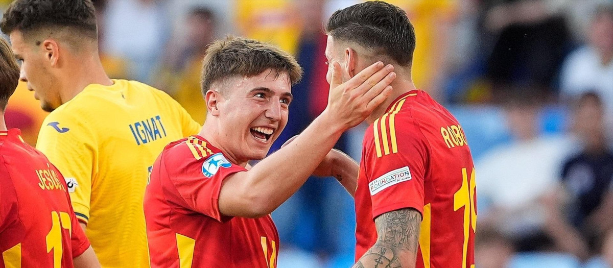 Mikel Jauregizar y Roberto Fernández celebran un gol con la selección española sub-21.