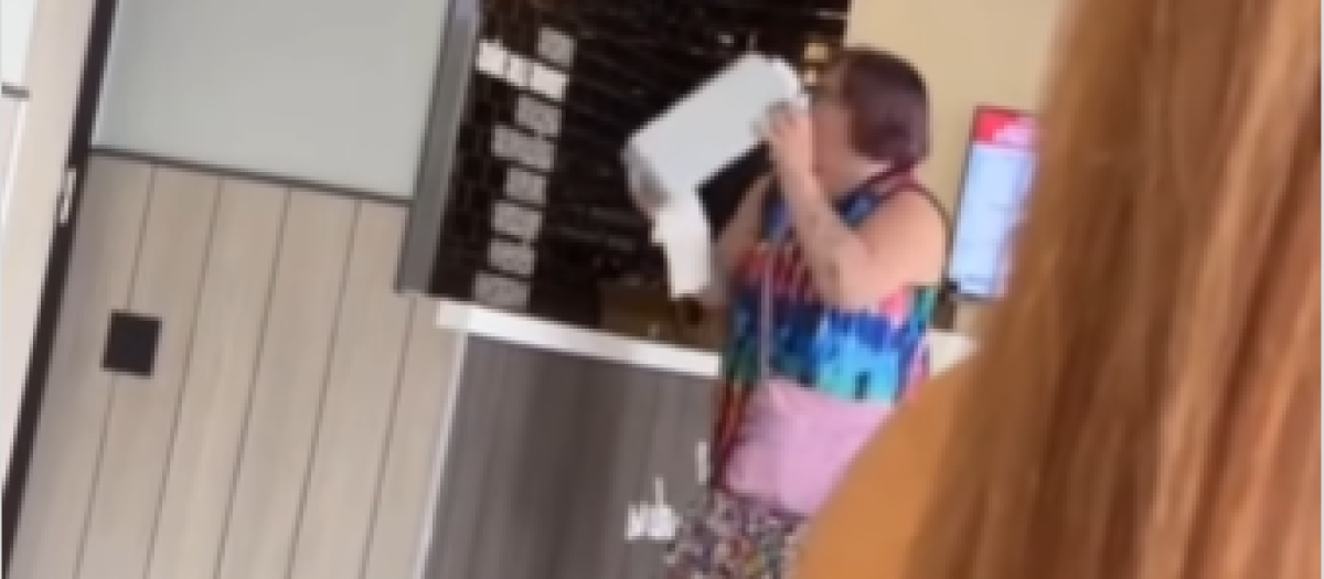La turista británica lanza un servilletero al personal de la hamburguesería de Benidorm