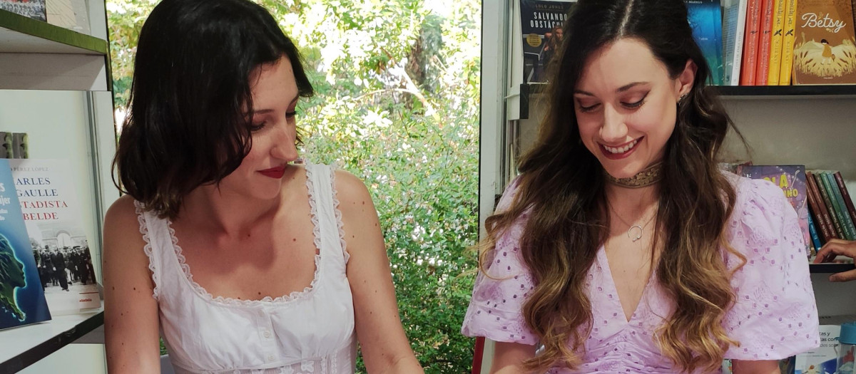 Ana Cemborain y Cristina Blanco, durante la firma en la Feria del Libro