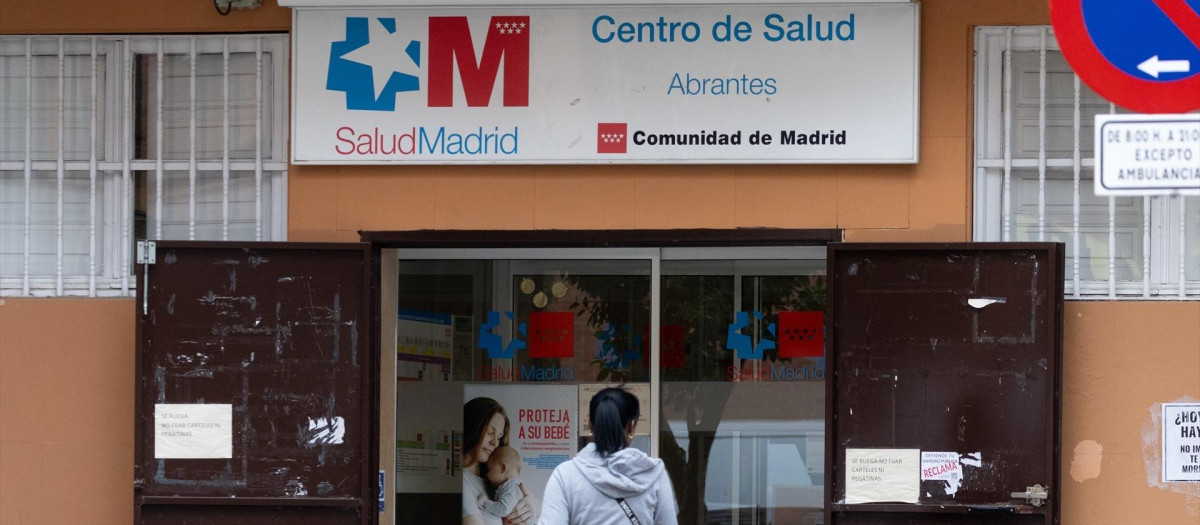 Una mujer entra al Centro de Salud de Abrantes, en Madrid