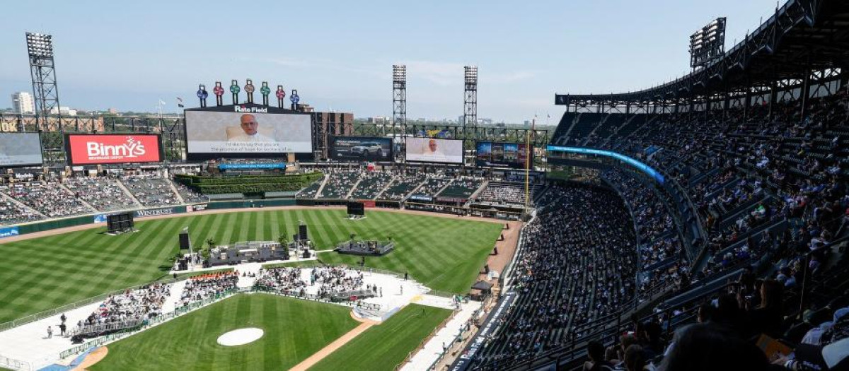 El mensaje de León XIV en las pantallas gigantes del estadio de beisbol de los White Sox
