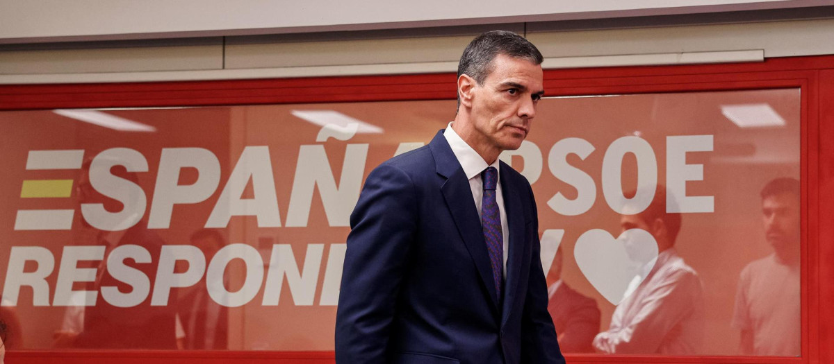 Pedro Sánchez a su llegada a la sala de prensa de Ferraz
