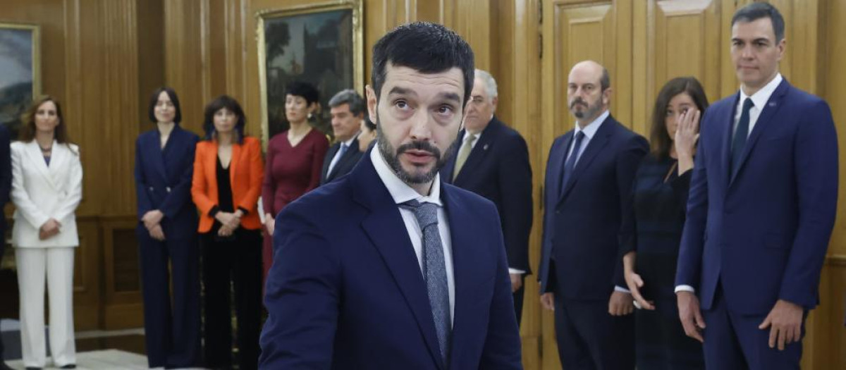 Pablo Bustinduy, junto a Pedro Sánchez, en su jura como Ministro