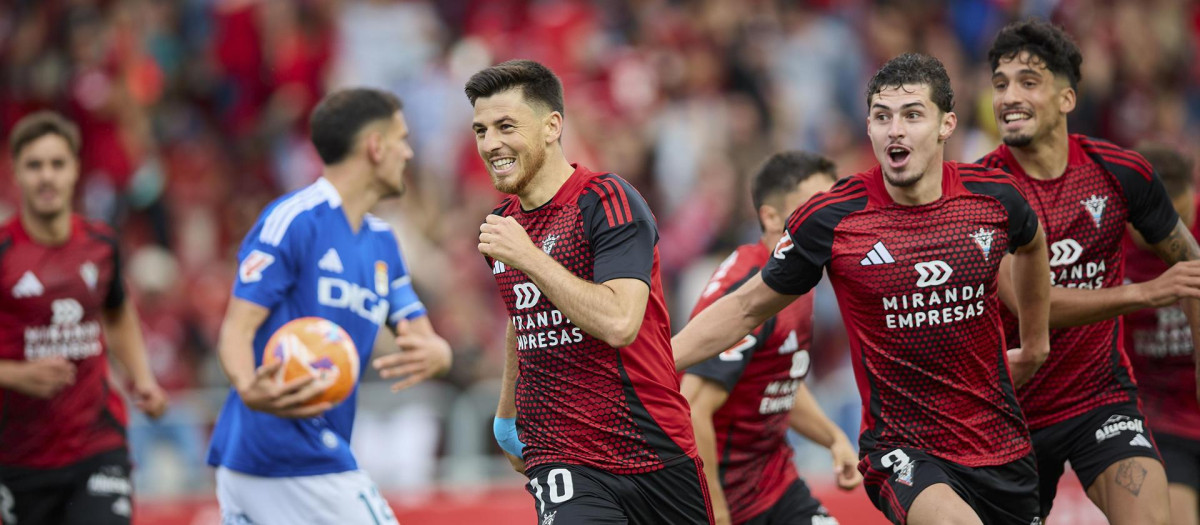 Los jugadores del Mirandés festejan su gol ante el Oviedo