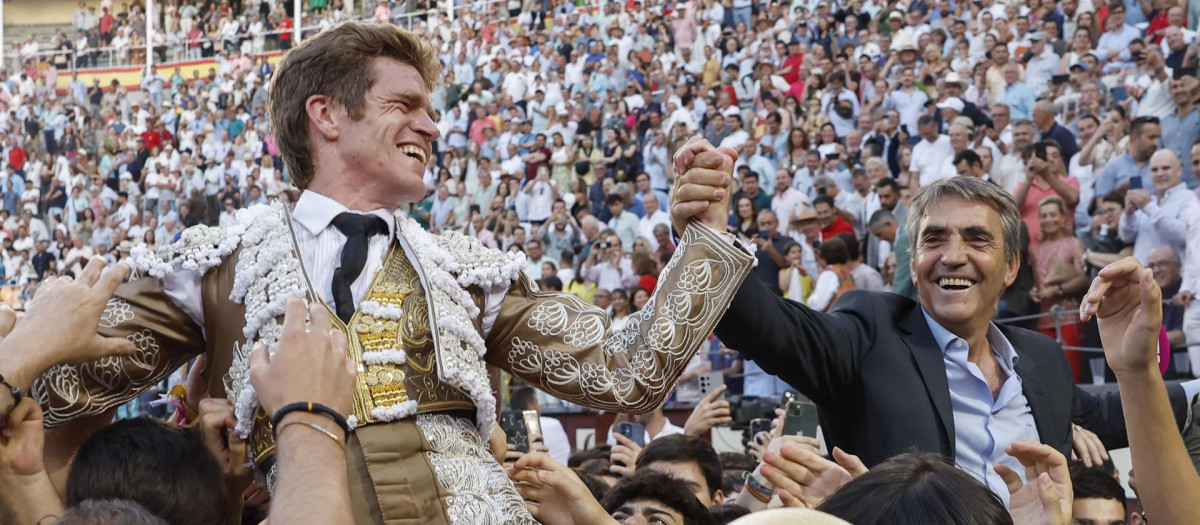 El torero Borja Jiménez y el ganadero Victorino Martín hijo salieron a hombros tras la corrida en memoria de Victorino Martín