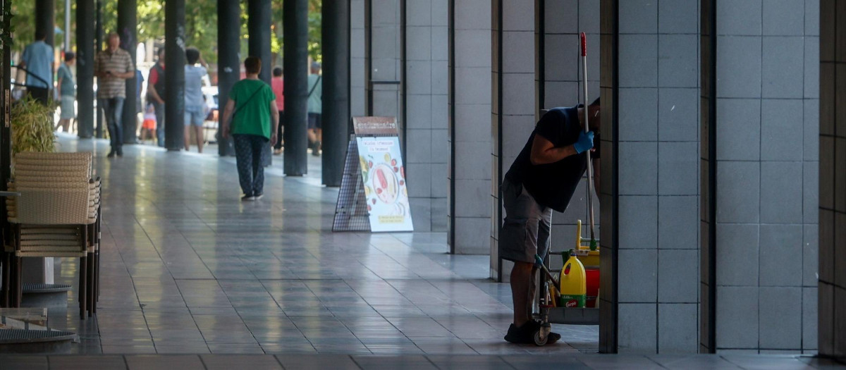Un trabajador de la limpieza en Madrid.
