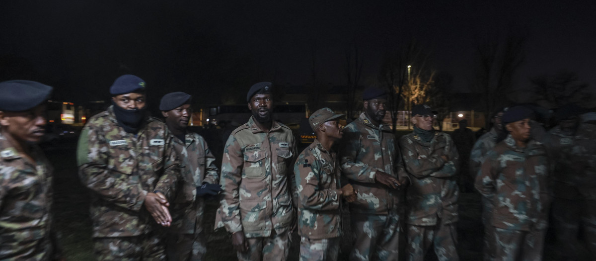 Soldados de la Fuerza Nacional de Defensa de Sudáfrica (SANDF) se reúnen a su llegada a la Base Militar de Tempe, en Bloemfontein, tras su retirada del Congo