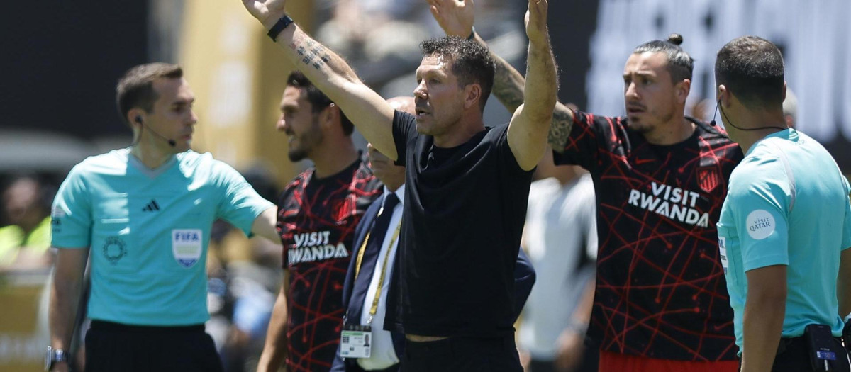Diego Pablo Simeone protesta contra el arbitraje