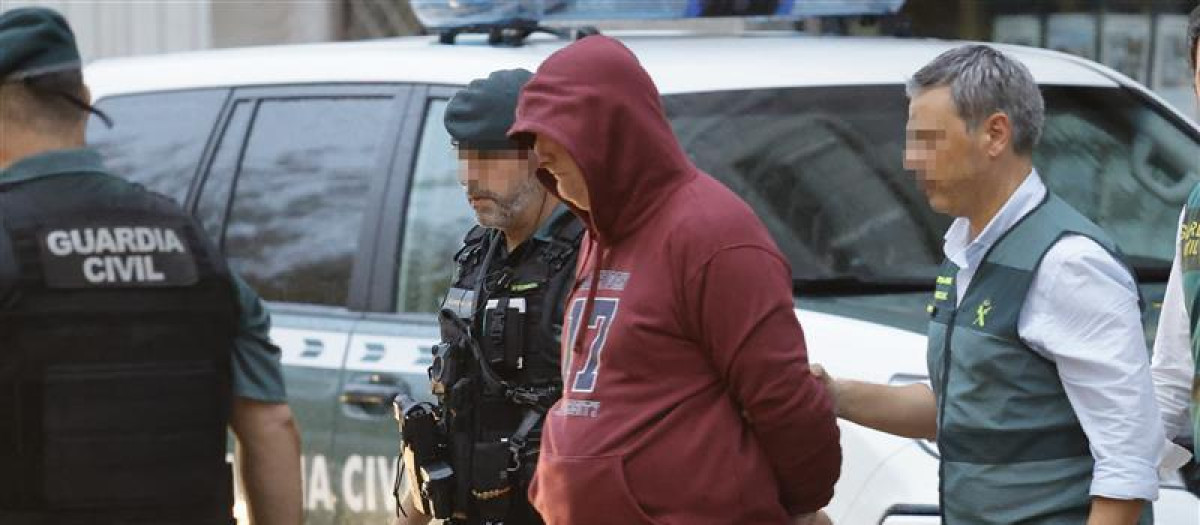 Efectivos de la Guardia Civil trasladan al presunto asesino de Elisa Abruñedo, asesinada hace diez años en Cabañas, a su vivienda de Narón para hacer un registro, este martes