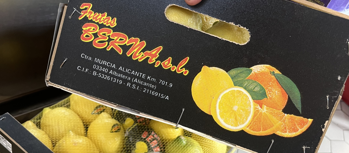 Imagen de un vendedor de limones del Mercado Central de Valencia