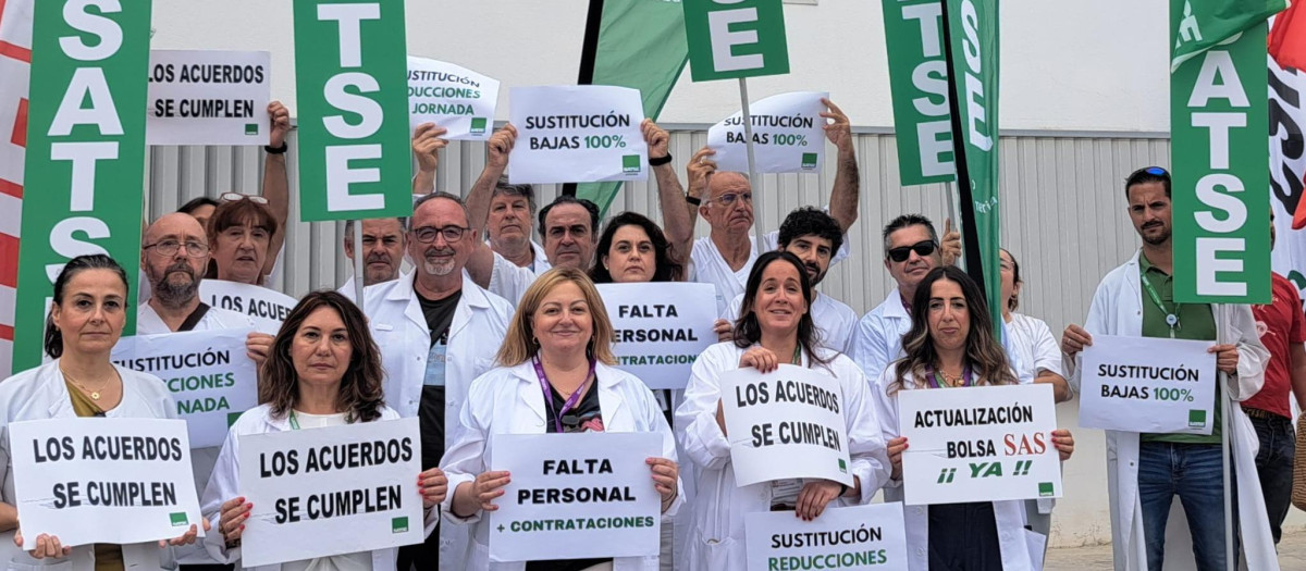 Manifestación de Satse denunciando la falta de personal