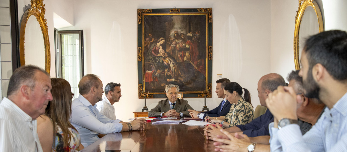 Firma de contratos para la construcción de vivienda protegida