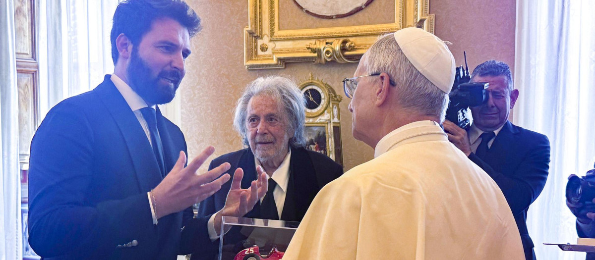 El productor de cine Andrea Iervolino le entrega al Papa una réplica de un Maserati en presencia de Al Pacino
