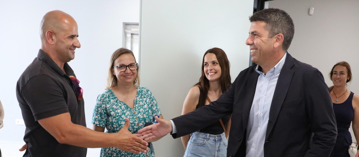 El presidente de la Generalitat Valenciana, Carlos Mazón, durante su visita al nuevo centro de salud del Rincón de Loix