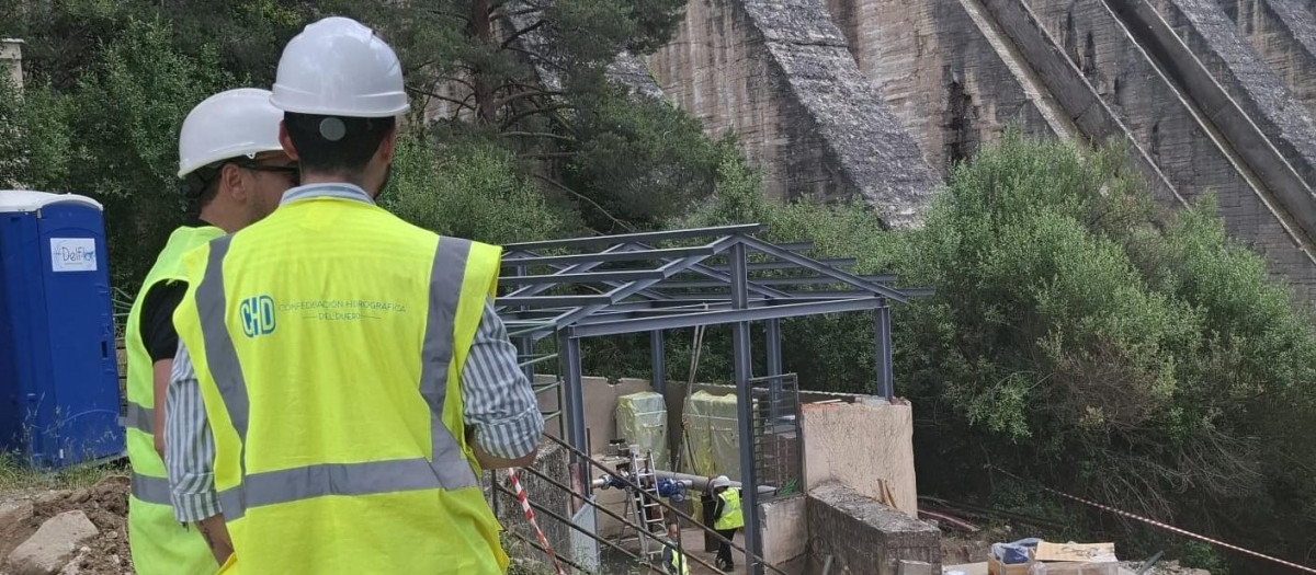 Dos trabajadores de la Confederación Hidrográfica del Duero